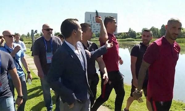 Cristiano Ronaldo atira microfone da CMTV ao lago