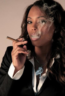 Aisha-Tyler-cigar - black woman smoke cigar
