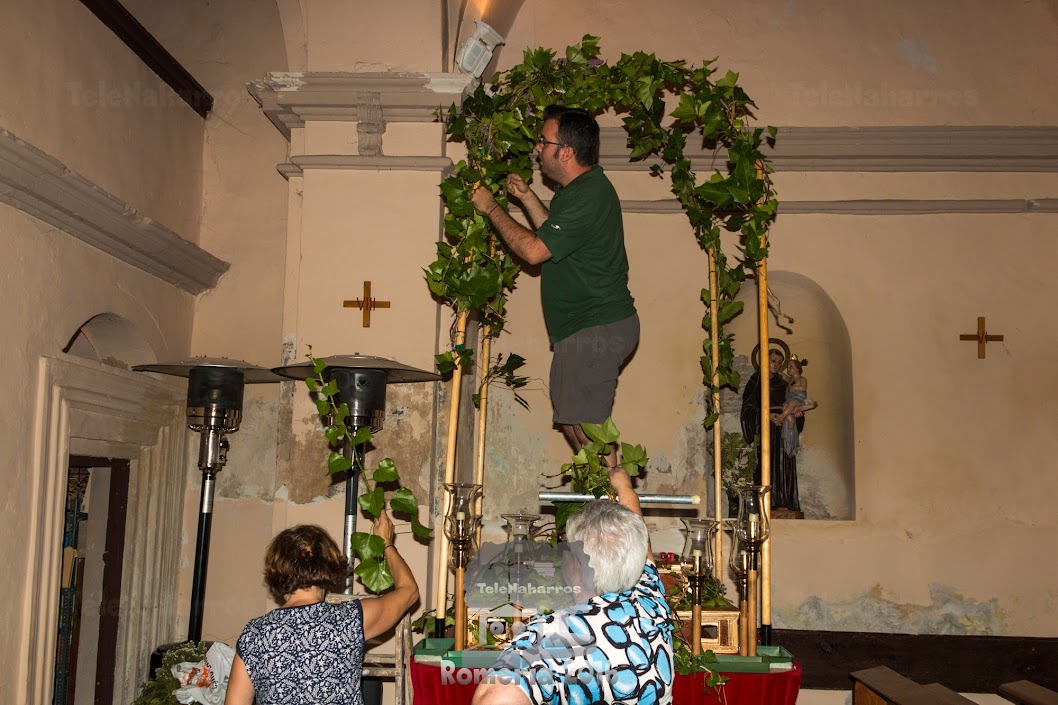 Preparando el carro de la Virgen.