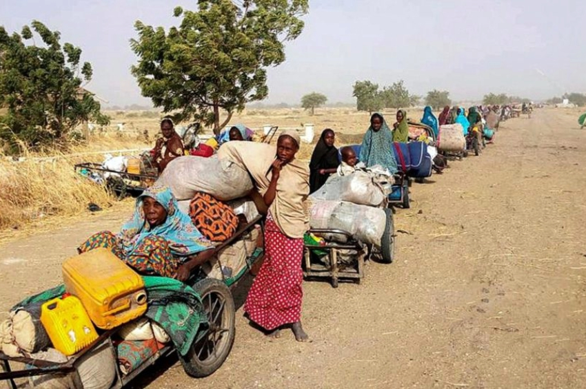 Algumas das 700 pessoas sequestradas pelo grupo extremista Boko Haram que foram resgatadas pelo exército em 2018 | Foto: EFE/Deji Yake