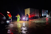 Personil Satlantas Polres Sidrap Melakukan Pengalihan Arus Lalu Lintas Akibat Banjir di Dua Pitue 