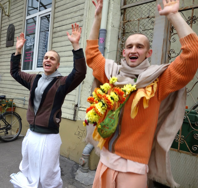 Devotees Bliss Out In Kirtan at Riga