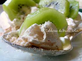 Pavlovas de amarena com chantilly e kiwi