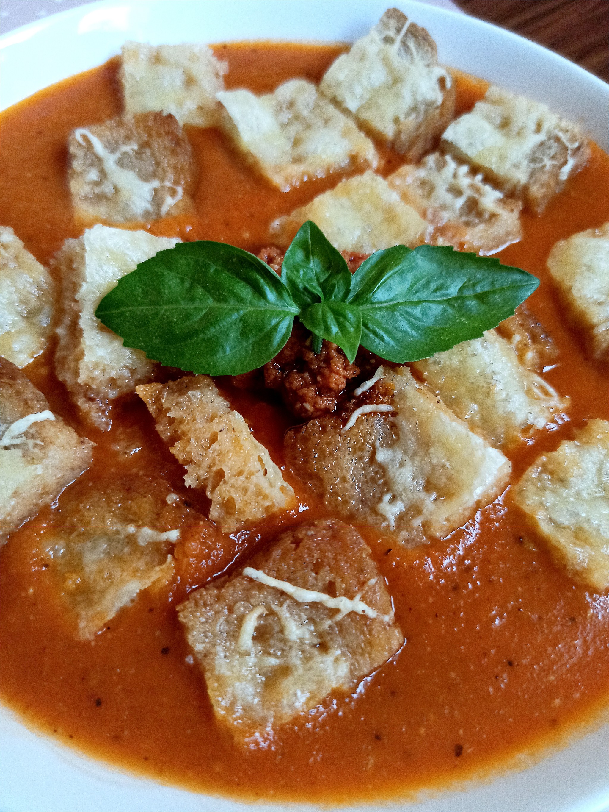 Zupa pomidorowa z czerwonym pesto i grzankami