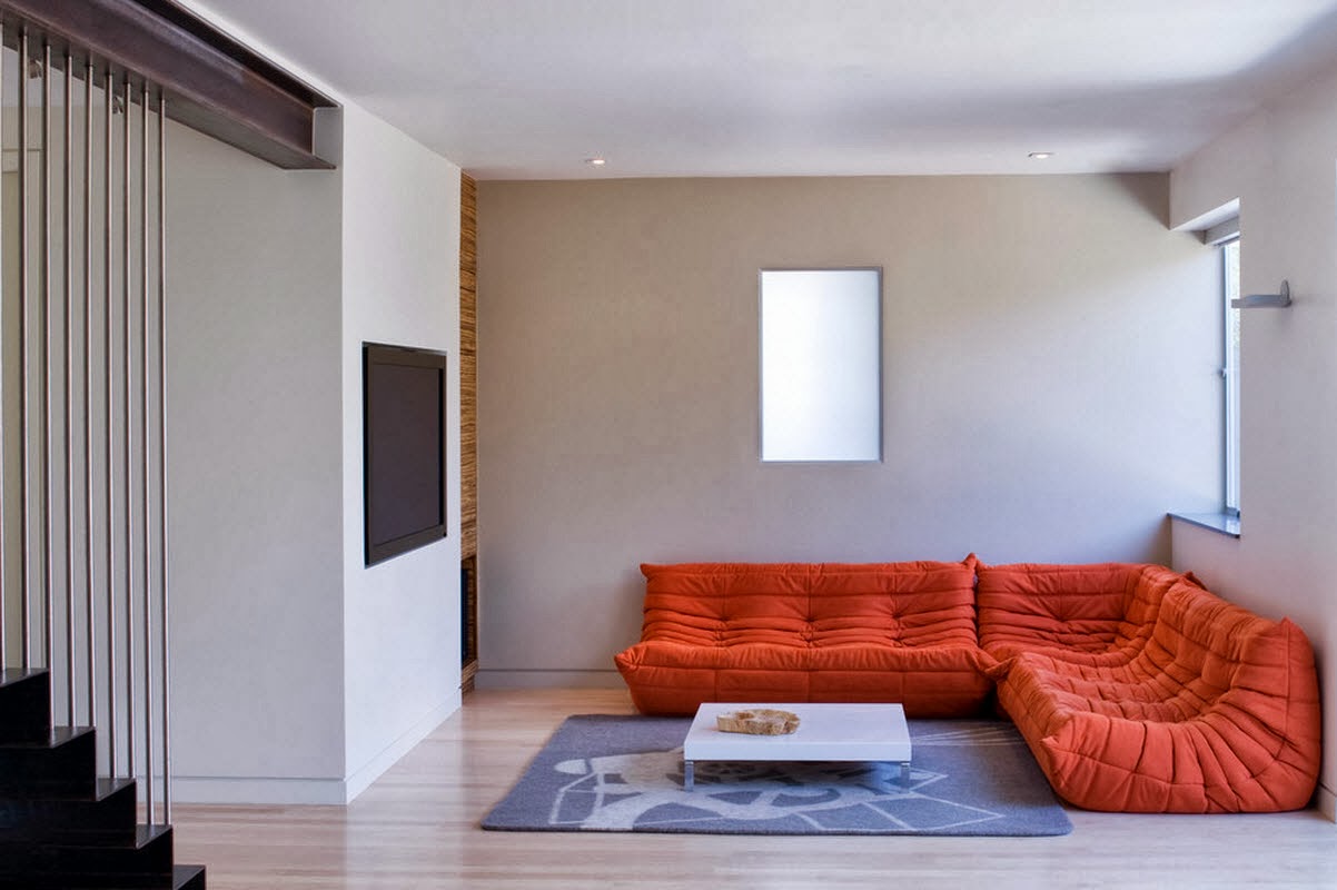 ruang keluarga dengan sentuhan warna orange