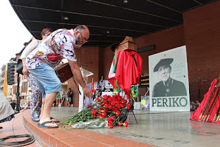 Miles de personas participan en el homenaje póstumo a Periko Solabarria