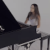 Lola Astanova chơi piano bài “We Are the Champions”