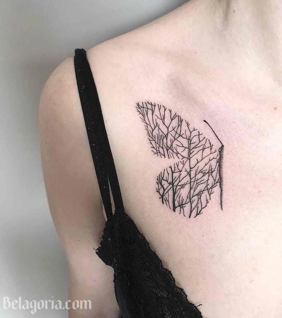 Vemos a una mujer con un precioso tatuaje de mariposa