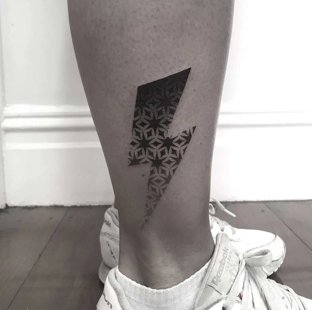 Vemos un tatuaje de línea fina elegante