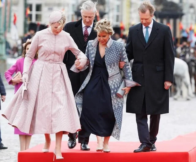 Grand Duchess Maria Teresa wore a blue boucle coat by Dries Van Noten. Queen Mathilde wore a pale pink dress by Natan