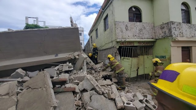 Se desploma vivienda con 4 personas en su interior en La Romana - Video canal de YouTube