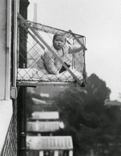 Детские клетки использовались для того, чтобы дети получали достаточно солнечного света и свежего воздуха, когда жили в многоквартирных домах, 1937 г.