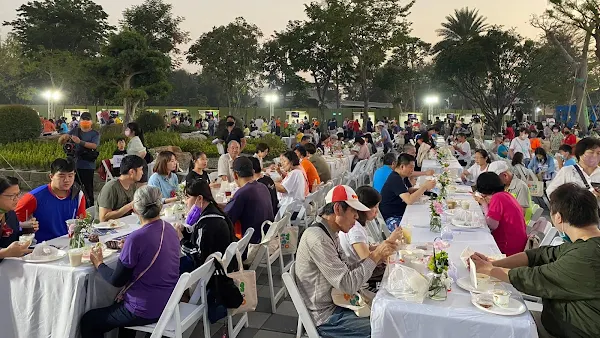 ▲花鄉田尾迎賓祭在怡心園辦理迎賓之夜，現場安排了豐盛的手路菜。（記者林明佑翻攝）