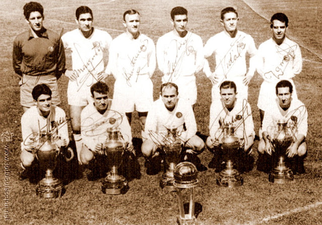 REAL MADRID C. F. Temporada 1960-61. Rogelio Domínguez, Marquitos, Santamaría, Pachín, Vidal, Zárraga. Chus Herrera, Luis Del Sol, Di Stéfano, Puskás y Gento. Los jugadores del Real Madrid posando con la Copa Intercontinental y las 5 Copas de Europa. REAL MADRID C. F. 5 🆚 C. ATLÉTICO PEÑAROL 1 Resultado eliminatoria: REAL MADRID CF 5 CA PEÑAROL 1 Domingo 04/09/1960, 20:30 horas. I Copa Intercontinental, partido de vuelta. Madrid, España, estadio Santiago Bernabéu: 120.000 espectadores. GOLES: ⚽1-0: 3’, Ferenc Puskás. ⚽2-0: 4’, Alfredo Di Stéfano. ⚽3-0: 9’, Ferenc Puskás. ⚽4-0: 44’, Chus Herrera. ⚽5-0: 51’, Paco Gento. ⚽5-1: 80’, Alberto Spencer.