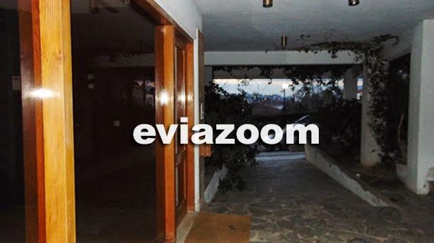 Χαλκίδα: 55χρονος μαχαίρωσε με κουζινομάχαιρο την πρώην σύζυγο του στην είσοδο της πολυκατοικίας που βλέπετε μετά από άγριο καυγά (ΦΩΤΟ) Χαλκίδα: 55χρονος μαχαίρωσε με κουζινομάχαιρο την πρώην σύζυγο του στην είσοδο της πολυκατοικίας που βλέπετε μετά από άγριο καυγά (ΦΩΤΟ)