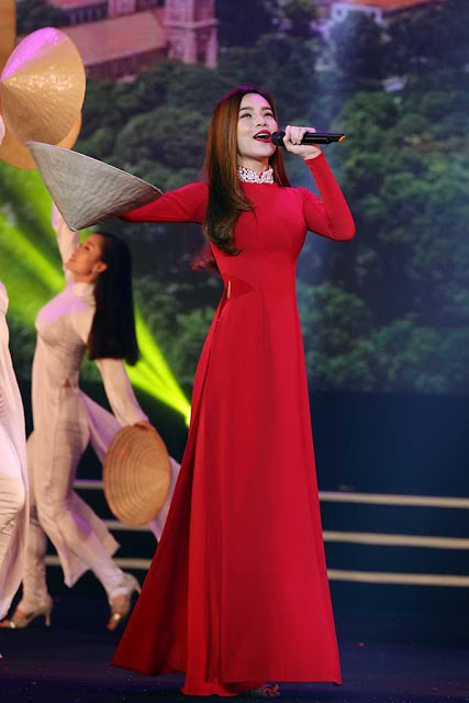 Hồ Ngọc Hà khoe vóc dáng người mẫu với áo dài