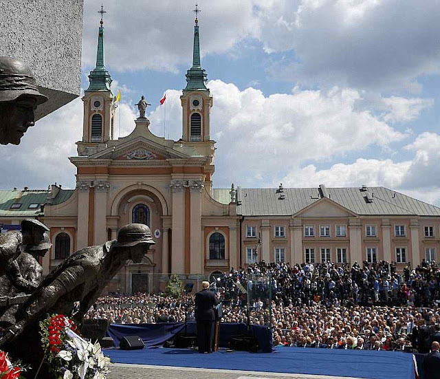 O elogio da resistência às agressões russas e à luta por Deus e pela família entusiasmou os poloneses