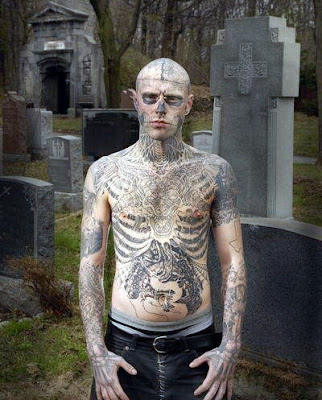 El hombre tatuado de calavera en el cementerio