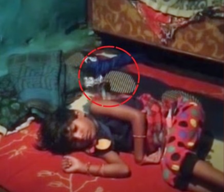 Vídeo mostra menina que ficou com cobra mortal enrolada no pescoço durante duas horas