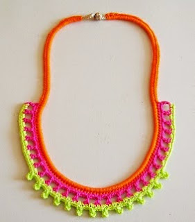 http://chabepatterns.com/free-patterns-patrones-gratis/jewelry-joyeria/neon-necklace-collar-neon/