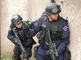 Perbandingan S.w.a.t Dengan Densus 88 [ www.BlogApaAja.com ]