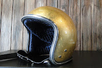 capacete com folha de ouro