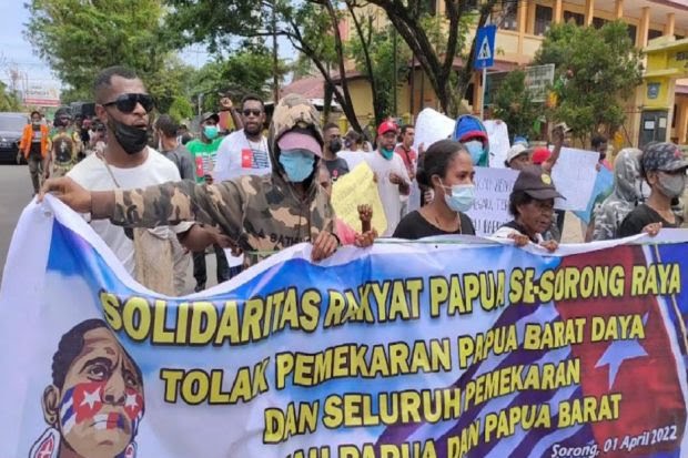 Demo Tolak DOB, Massa Aksi Jalan Kaki ke DPRD Kota Sorong