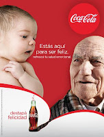 Imagen publicitaria de Coca-Cola en la que aparece una persona mayor y un bebe, con el mensaje "Estás aquí para ser feliz"