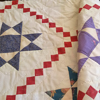 Martha's Star quilt: QuiltBee