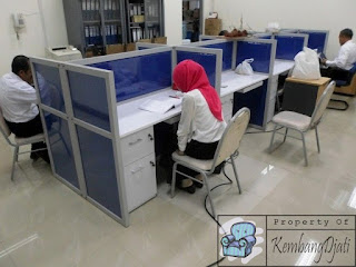 Desain Meja Partisi 8 Staff Bahan Multiplek HPL