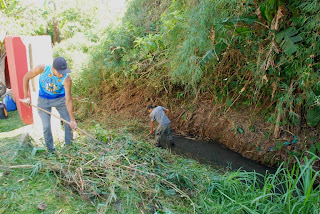 Prefeitura faz limpeza às margens do córrego, na Rua Dr. Oliveira, na Barra