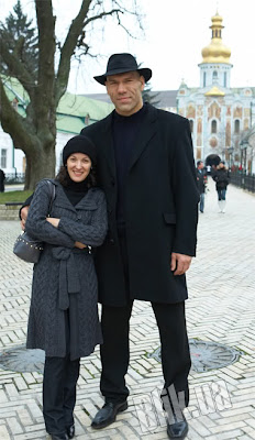Unbeliveable Russian Giant And His Tiny Wife