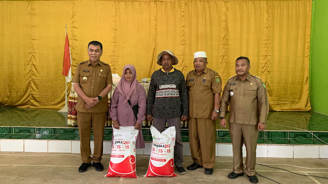 Serahkan Bantuan Pupuk kepada Masyarakat, Bupati Natuna Paparkan Capaian Pembangunan Tahun 2023