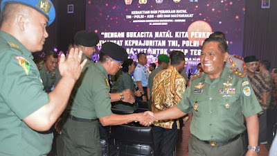 Hadiri Perayaan Natal Bersama TNI-Polri, GKI Dan Masyarakat, Pandam III/Slw Dikalungi Ulos