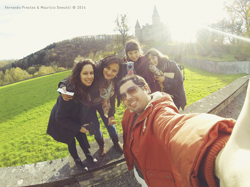 selfie na frente do Chateau de Veves