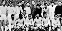REAL MADRID C. F. Temporada 1958-59. Di Stéfano, Chus Herrera, Lesmes II, Carniglia (entrenador), Gento, Santiago Bernabeu (presidente), Domínguez, Santamaría, Marquitos, Rial, Berasaluce (portero suplente). Miche, Joseíto, Mateos, Puskas, Zárraga, Antonio Ruiz, Santisteban. El Real Madrid posando con la Copa de Europa al terminar el partido. REAL MADRID C. F. 2 C. F. BARCELONA 4 Resultado eliminatoria: CF BARCELONA 7 REAL MADRID CF 3 Domingo 07/06/1959. Copa del Generalísimo, semifinal, partido de ida. Madrid, estadio Santiago Bernabéu. GOLES: 1-0: 20’, Puskas. 2-0: 35’, Mateos. 2-1: 51’, Kocsis. 2-2: 67’, Luis Suárez. 2-3: 69’, Kocsis. 2-4: 71’, Luis Suárez.