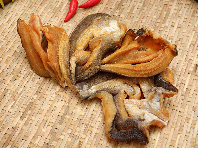 Nên chọn mua khô cá lóc được làm từ cá lóc sống, không dùng cá chết