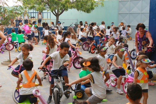 Turmas do infantil comemoram semana do trânsito com muita orientação e diversão na Escola Dinâmica