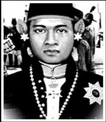  Biografi Pangeran Mangkubumi     Orang Yogyakarta mungkin sudah tidak asing lagi dengan nama Pangeran Mangkubumi. Ya, sosok pahlawan nasional satu ini merupakan ikon yang tak bisa dilepaskan dari masyarakat Yogyakarta. Sebab, beliau-lah pendiri dari kota yang dijuluki kota Gudeg tersebut yang bergelar Sri Sultan Hamengku Buwono I. Berikut sekelumit biografi tokoh Indonesia ini.  Sri Sultan Hamengku Buwono I terlahir pada 6 Agustus 1717 dengan nama asli Raden Mas Sujana. Dia putra pasangan Amangkurat IV, raja dari Kasunanan Kartasura, dan Mas Ayu Tejawati. Baik Amangkurat IV dan Mas Ayu Tejawati berasal dari trah Brawijaya V.  Sejak dari kecil, Raden Mas Sujana senang dengan kegiatan yang mengandalkan fisik di masanya, seperti berkuda, keahlian memainkan beragam senjata, dan keprajuritan. Keterampilan dan keahliannya ini kelak membuat Susuhunan Pakubuwono II mengangkatnya sebagai pangeran lurah (seseorang yang dituakan) di antara anak-anak raja lainnya. Setelah dewasa, Raden Mas Sujana mendapat gelar Pangeran Mangkubumi.  Seorang pemimpin tidak muncul begitu saja, tetapi ia tumbuh dari benih yang baik dan mau berlatih dengan penuh kesungguhan dan ketekunan. Begitu juga dengan Mangkubumi yang dibesarkan di kalangan Istana Mataram Kartosuro yang penuh kemelut. Di bawah kekuasaan Pakubuwono II, Mangkubumi tumbuh sebagai pemuda yang 