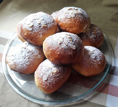 Bollitos de requesón y almendras