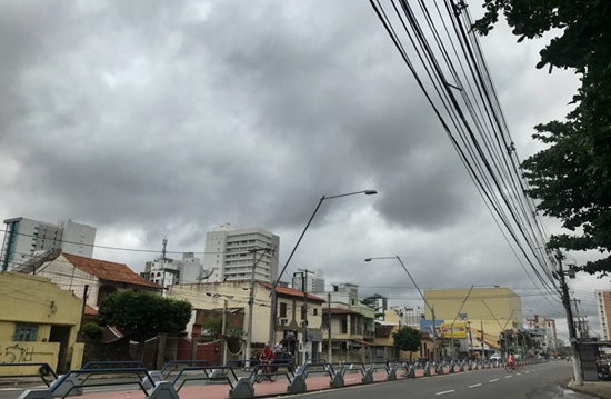 Chuva deixa ruas de Campos alagadas e deve persistir até à noite