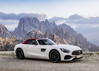 2016 Mercedes-AMG GT Roadster Front Right Picture