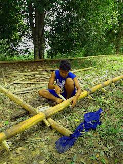 pembuatan tangga panen cengkeh di desa ponggerang