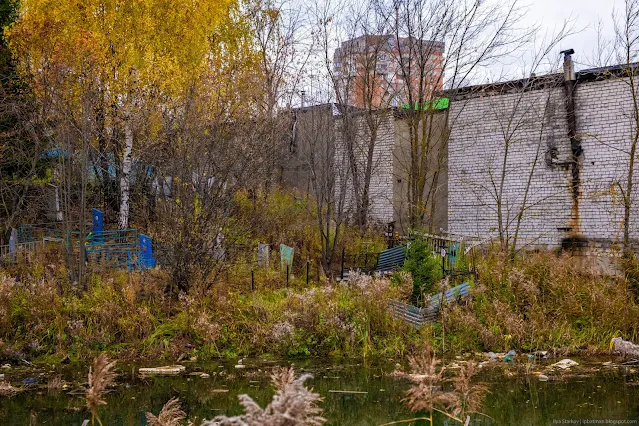Могилы на кладбище у воды