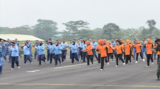 Jelang HUT ke-72 TNI, Ratusan Personil Gabungan TNI Senam Bareng di Lanud Wiriadinata Tasikmalaya