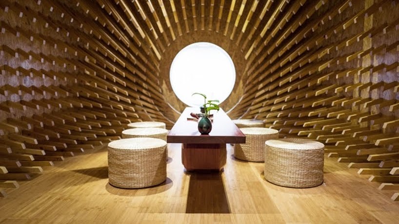 999 piezas de madera sobresalen para crear un espacio interior espectacular