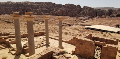 Iglesia Azul de Petra con las Tumbas Reales al fondo.