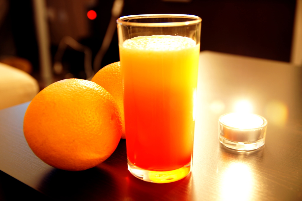 оранжевый напиток с апельсином рядом