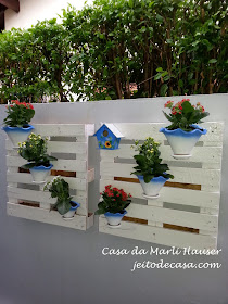 muro decorado com vasos e flores