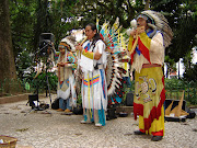 O grupo equatoriano Raça está se apresentando diariamente na Praça XV, . (indios equatorianos musicos )